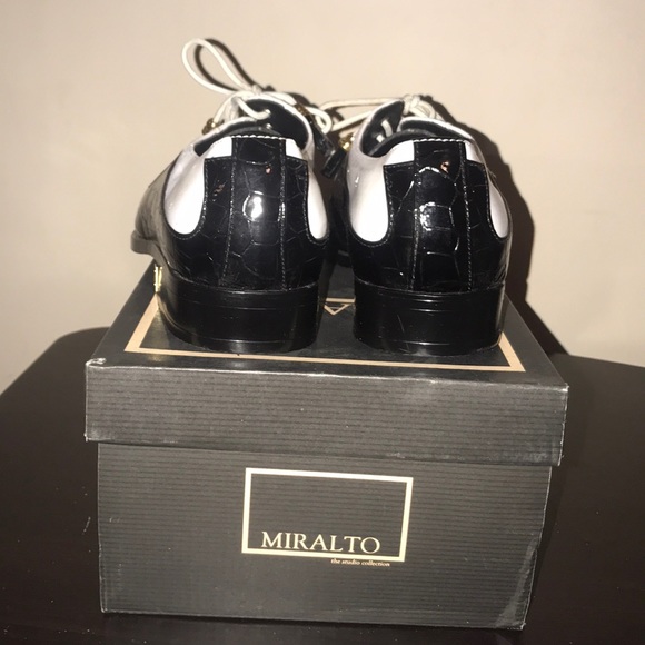 Men’s size 8.5 black and white dress shoe main image 5